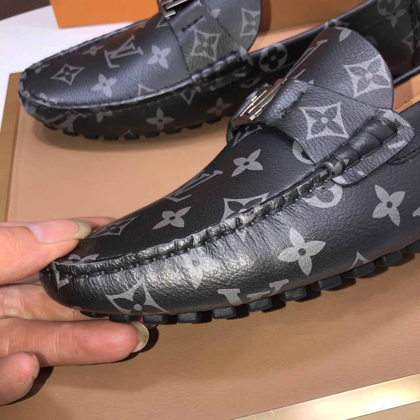 Men's men's shoes 💰420💰 [LV Doudou shoes] (water-dyed cowhide lining) new model is on the market, available on the official website. The new Doudou shoes are processed into single-color materials, and the uppers are made of imported cowhide material. The body of the shoe is fully hemmed with mark thread, and is lined with imported original cowhide leather. The elegant shoe shape is super suitable for all-matching, and the size is 38-44.